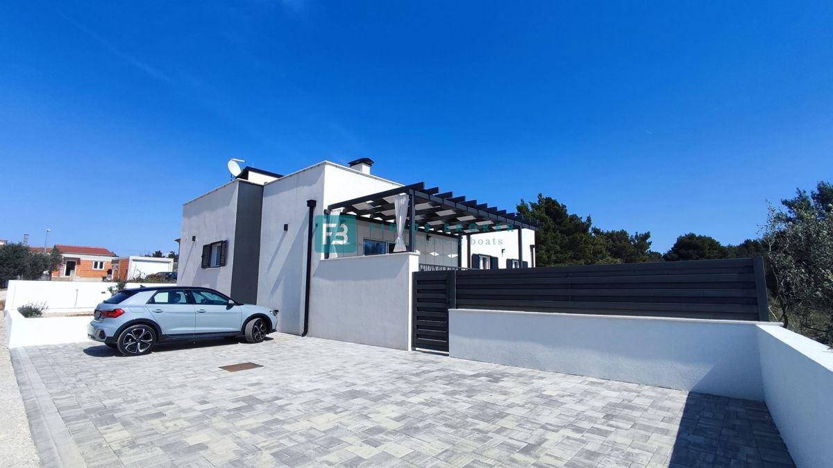 VODICE, nova, opremljena samostojna hiša, bazen, dvorišče, strešna terasa, klet