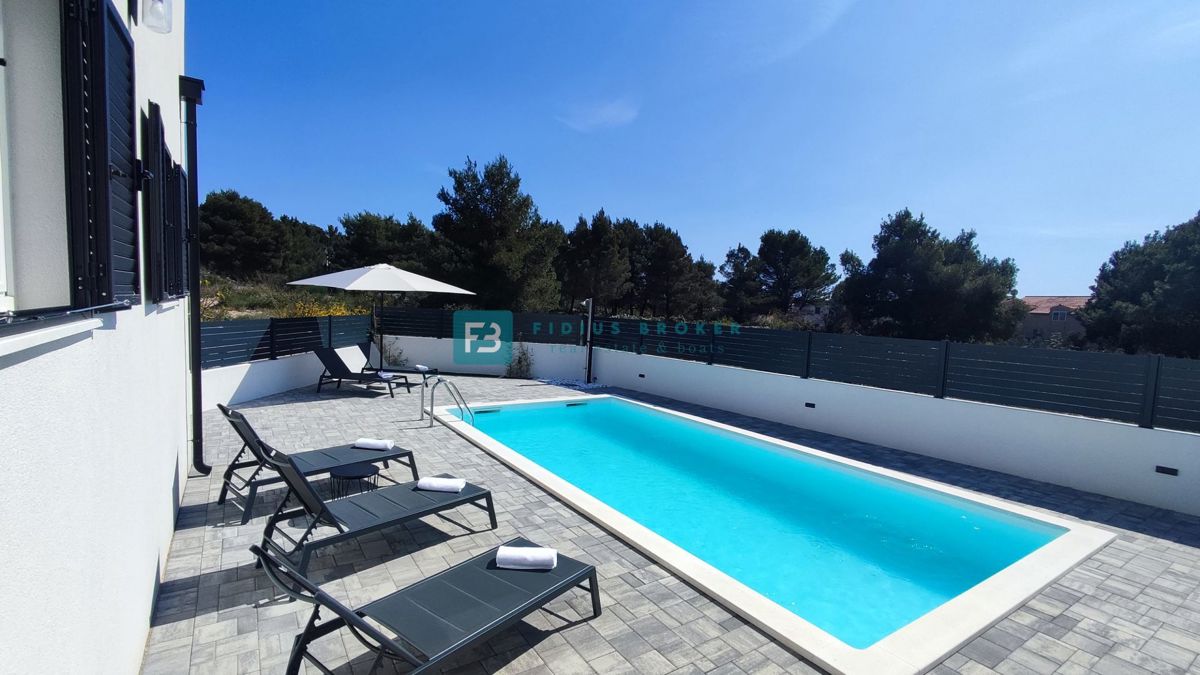 VODICE, nova, opremljena samostojna hiša, bazen, dvorišče, strešna terasa, klet