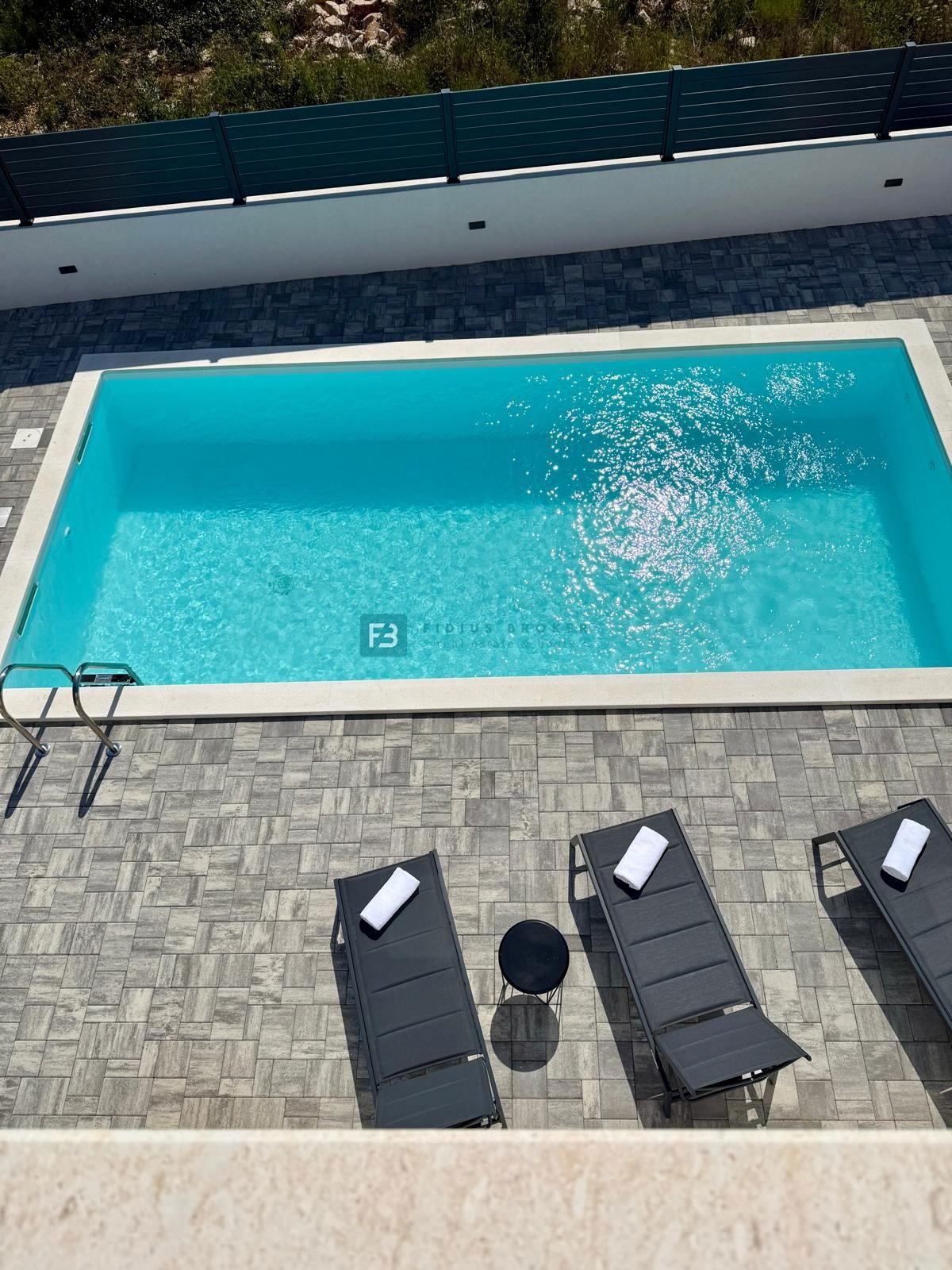 VODICE, nova, opremljena samostojna hiša, bazen, dvorišče, strešna terasa, klet