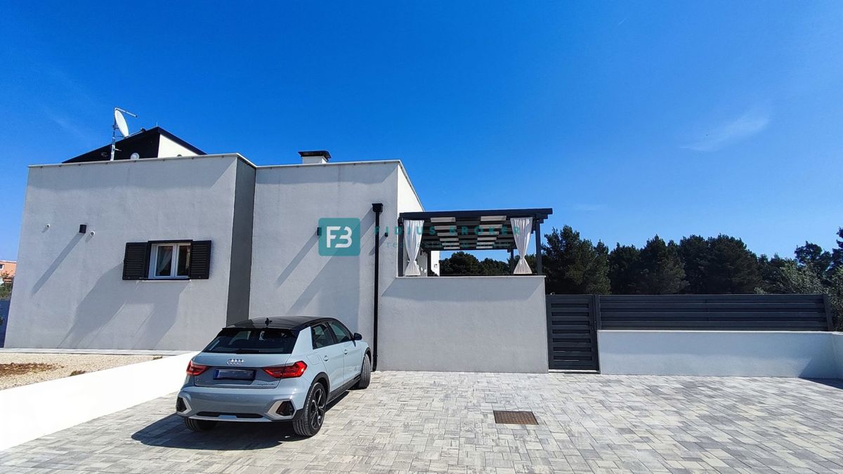 VODICE, nova, opremljena samostojna hiša, bazen, dvorišče, strešna terasa, klet