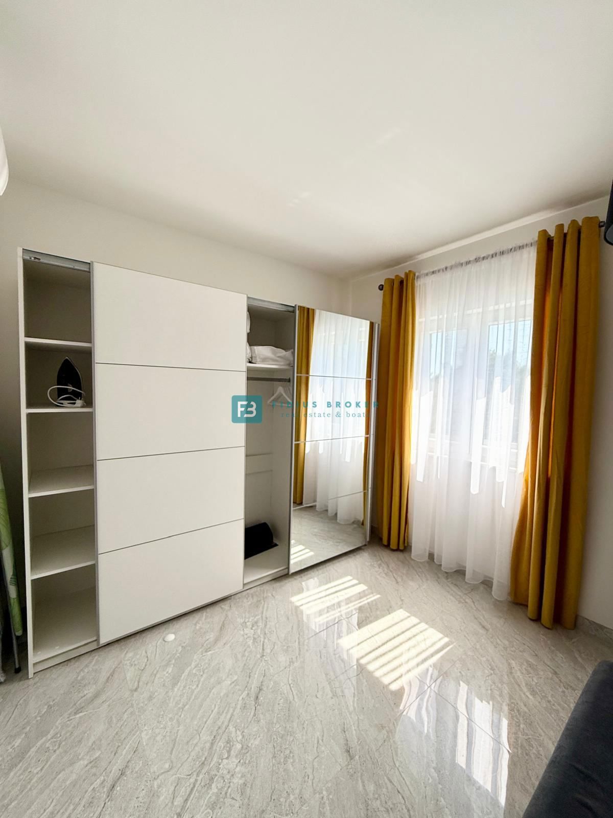 VODICE, nova, opremljena samostojna hiša, bazen, dvorišče, strešna terasa, klet
