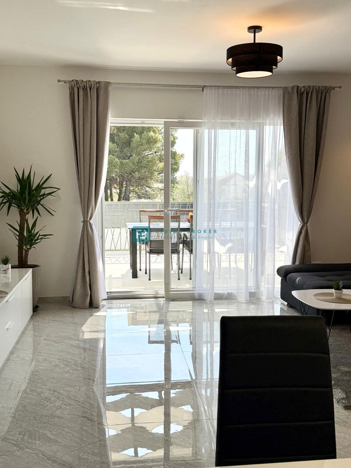 VODICE, nova, opremljena samostojna hiša, bazen, dvorišče, strešna terasa, klet