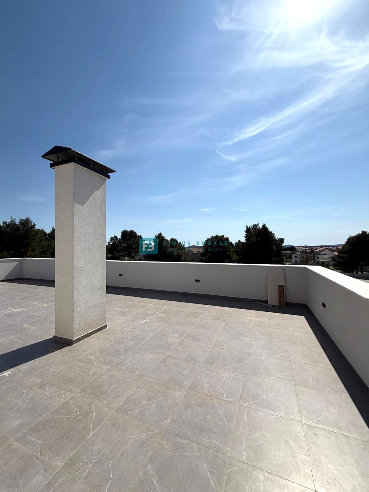VODICE, nova, opremljena samostojna hiša, bazen, dvorišče, strešna terasa, klet
