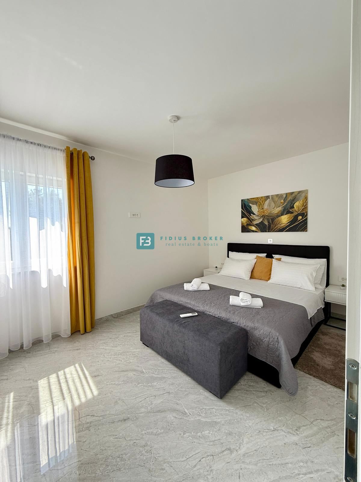 VODICE, nova, opremljena samostojna hiša, bazen, dvorišče, strešna terasa, klet