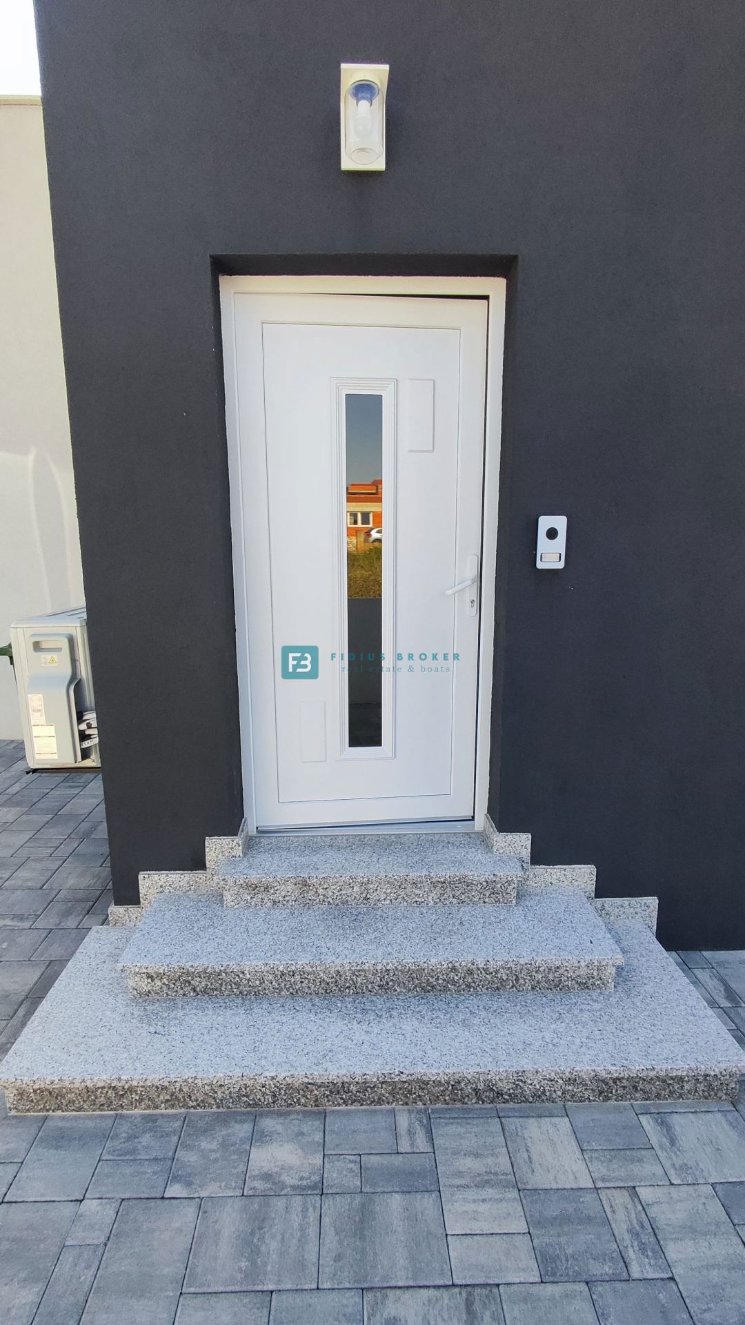 VODICE, nova, opremljena samostojna hiša, bazen, dvorišče, strešna terasa, klet