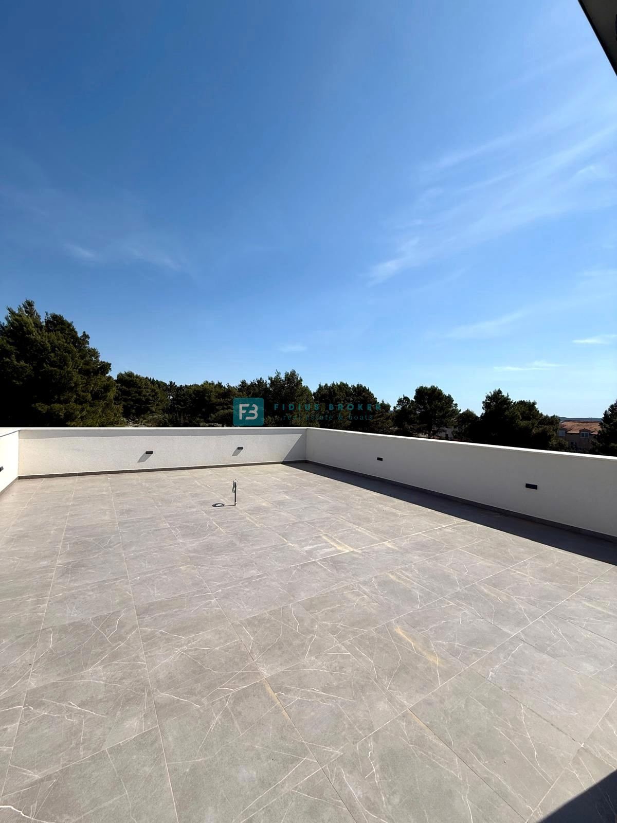 VODICE, nova, opremljena samostojna hiša, bazen, dvorišče, strešna terasa, klet