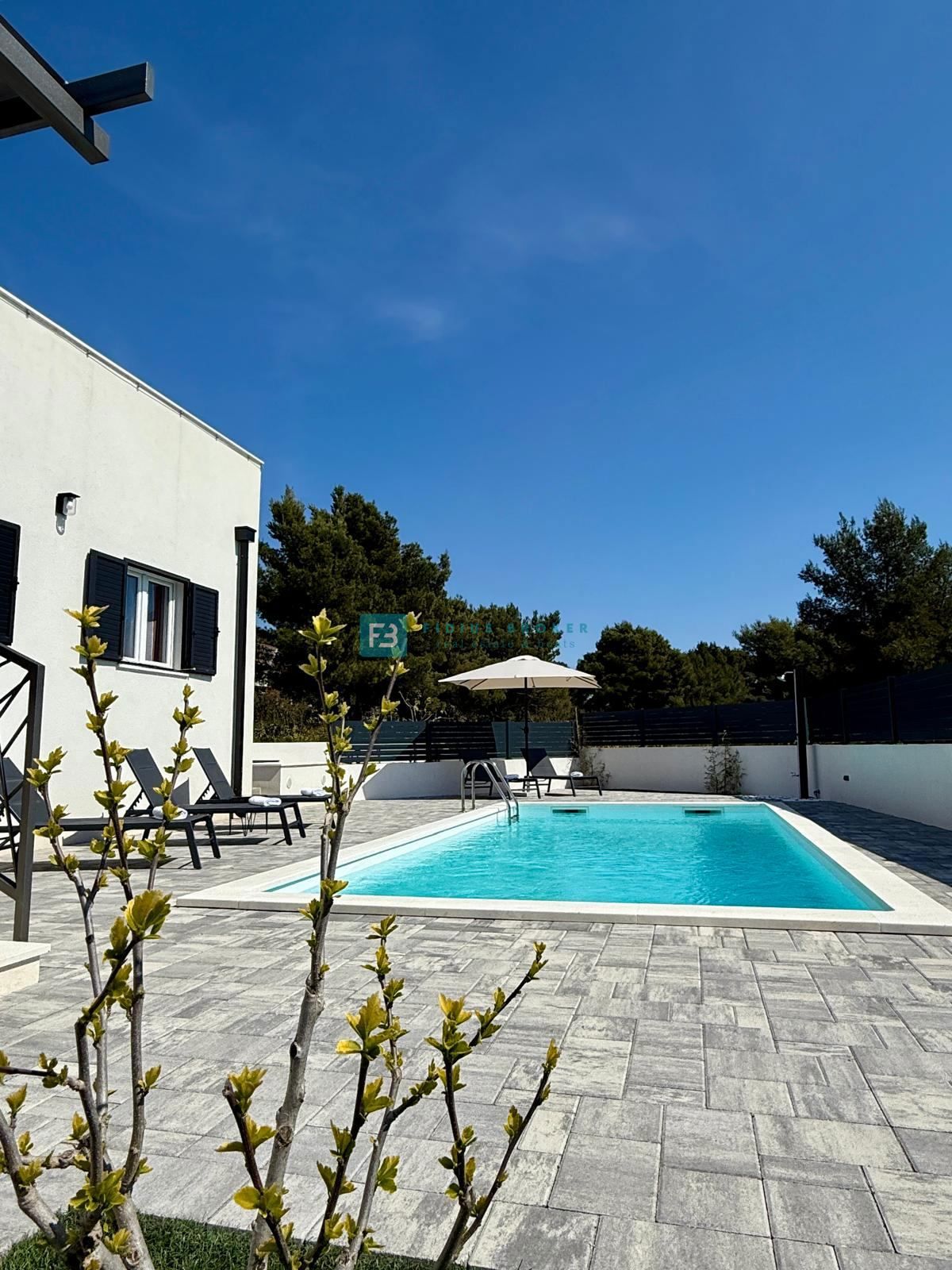 VODICE, nova, opremljena samostojna hiša, bazen, dvorišče, strešna terasa, klet
