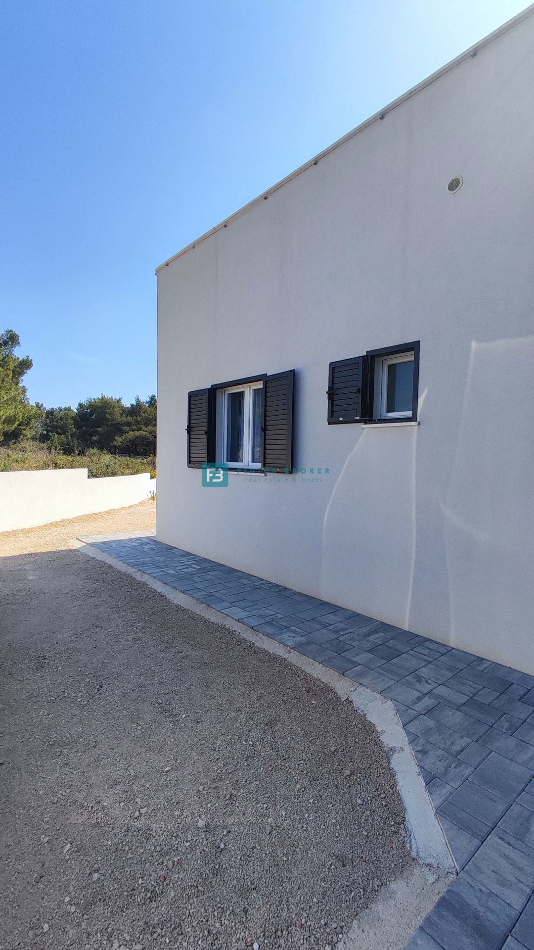 VODICE, nova, opremljena samostojna hiša, bazen, dvorišče, strešna terasa, klet