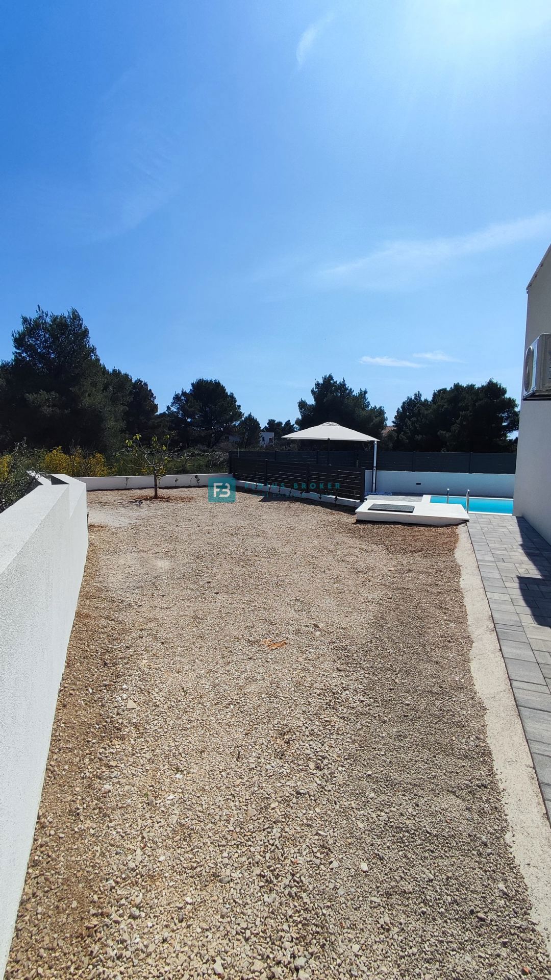 VODICE, nova, opremljena samostojna hiša, bazen, dvorišče, strešna terasa, klet