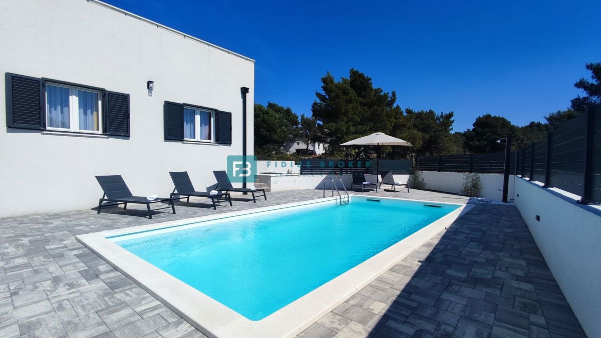 VODICE, nova, opremljena samostojna hiša, bazen, dvorišče, strešna terasa, klet