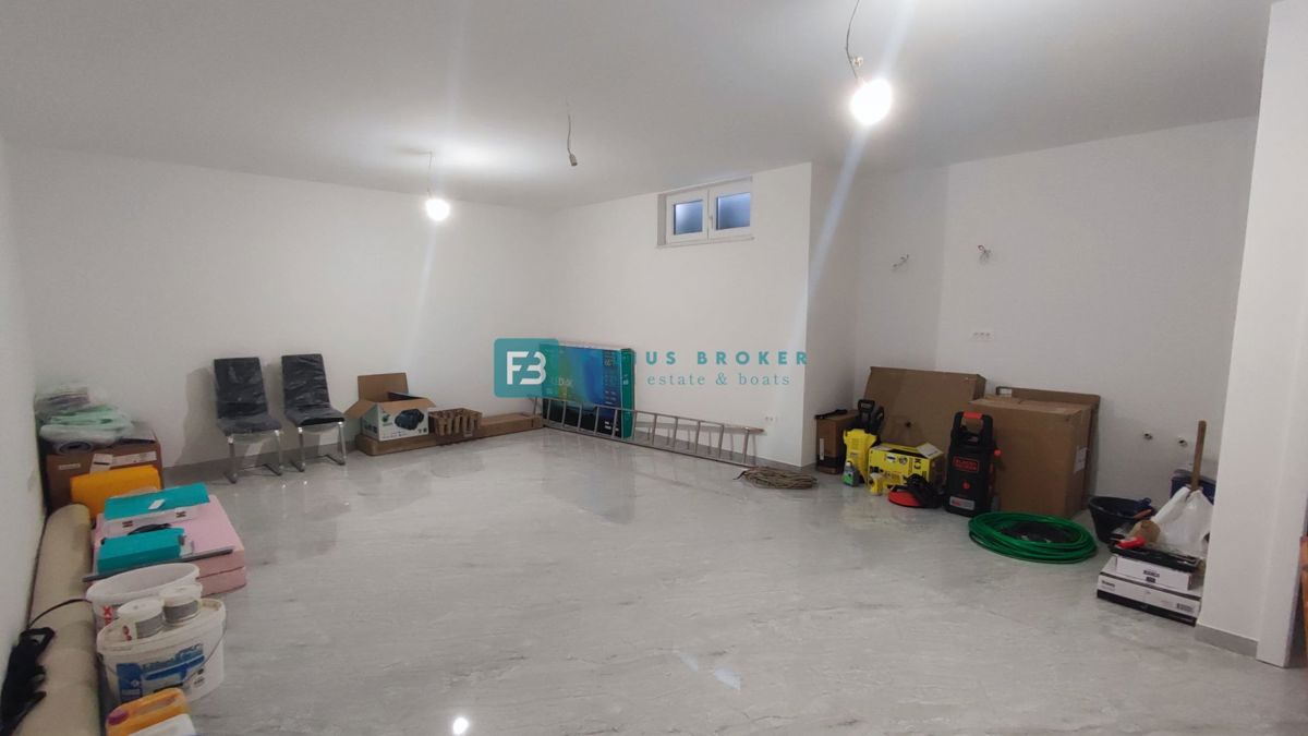 VODICE, nova, opremljena samostojna hiša, bazen, dvorišče, strešna terasa, klet