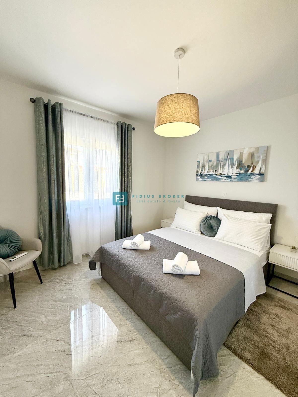 VODICE, nova, opremljena samostojna hiša, bazen, dvorišče, strešna terasa, klet