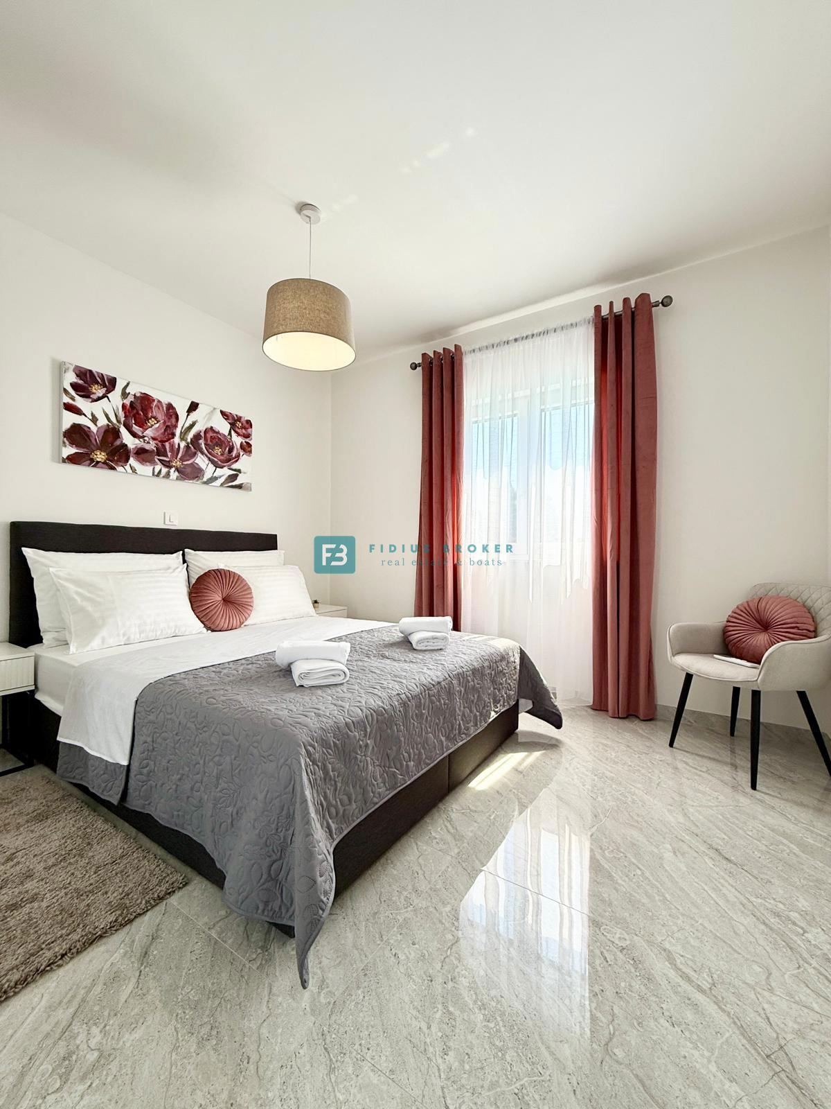 VODICE, nova, opremljena samostojna hiša, bazen, dvorišče, strešna terasa, klet