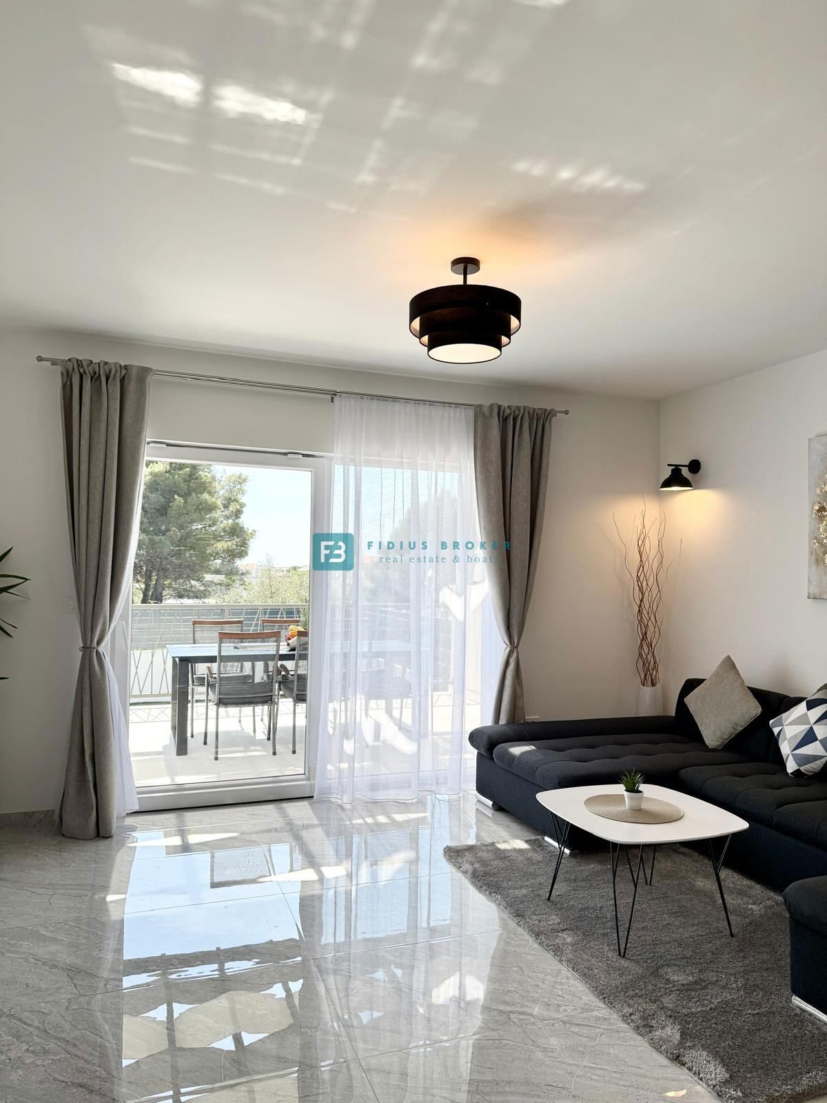 VODICE, nova, opremljena samostojna hiša, bazen, dvorišče, strešna terasa, klet