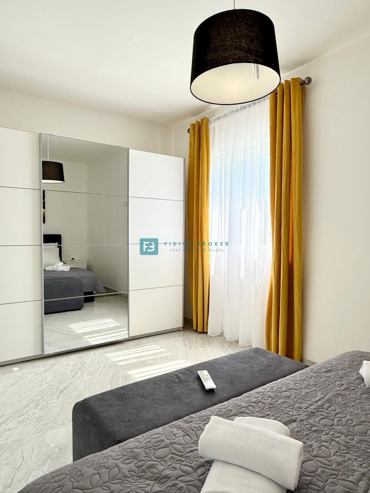VODICE, nova, opremljena samostojna hiša, bazen, dvorišče, strešna terasa, klet