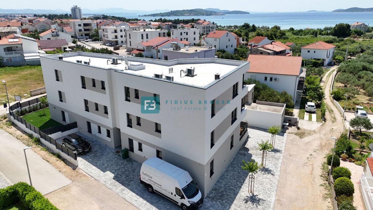 VODICE, novogradnja, pogled na more, 1. nadstropje, 400 m od plaže