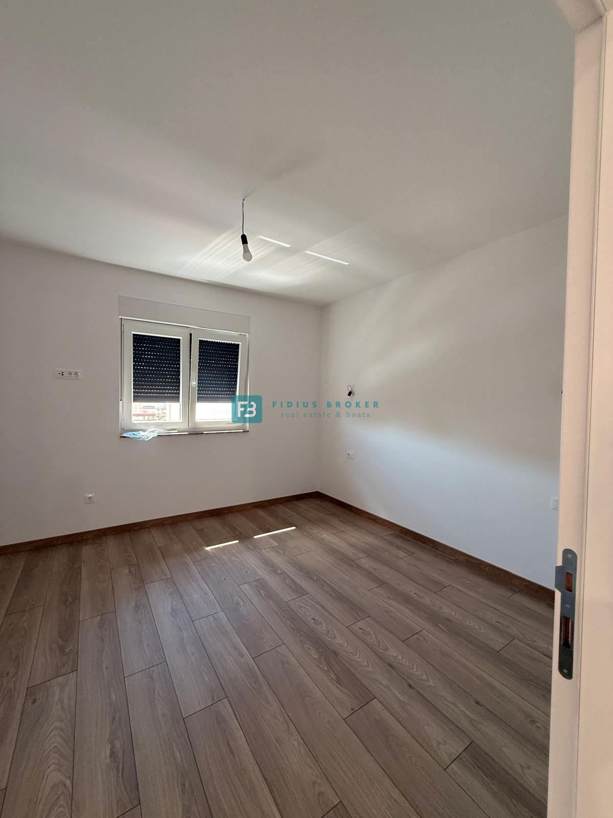 VODICE, novogradnja, 200 m do plaže, dvoetažni apartma, terasa
