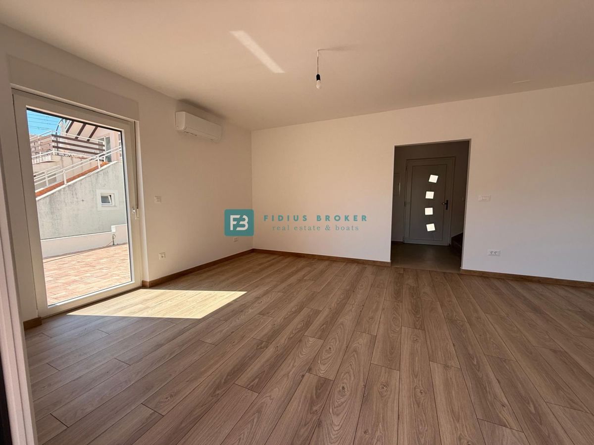 VODICE, novogradnja, 200 m do plaže, dvoetažni apartma, terasa