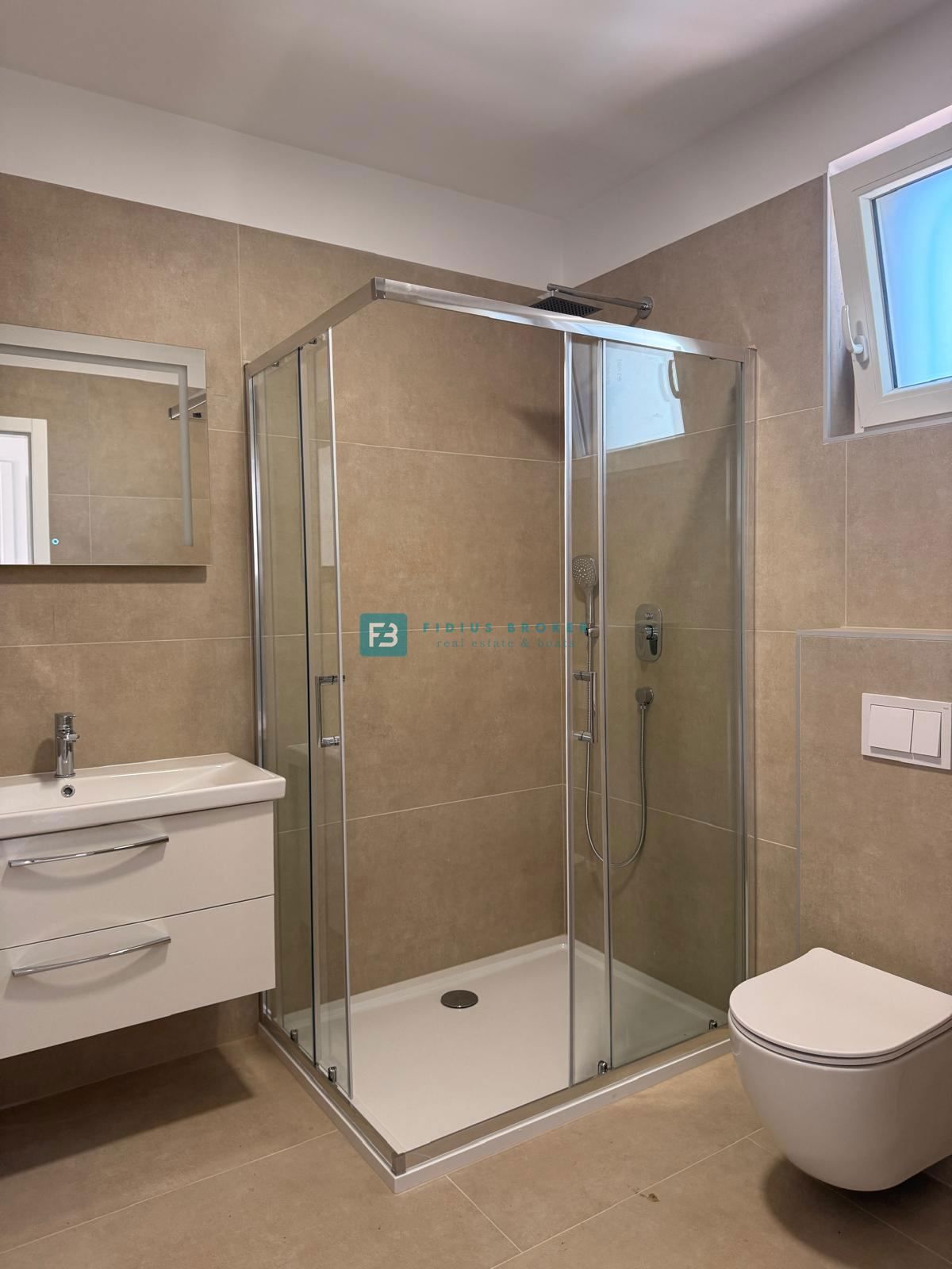 VODICE, novogradnja, 200 m do plaže, dvoetažni apartma, terasa