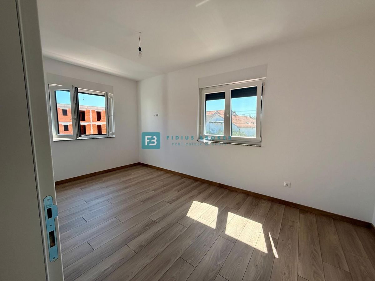 VODICE, novogradnja, 200 m do plaže, dvoetažni apartma, terasa