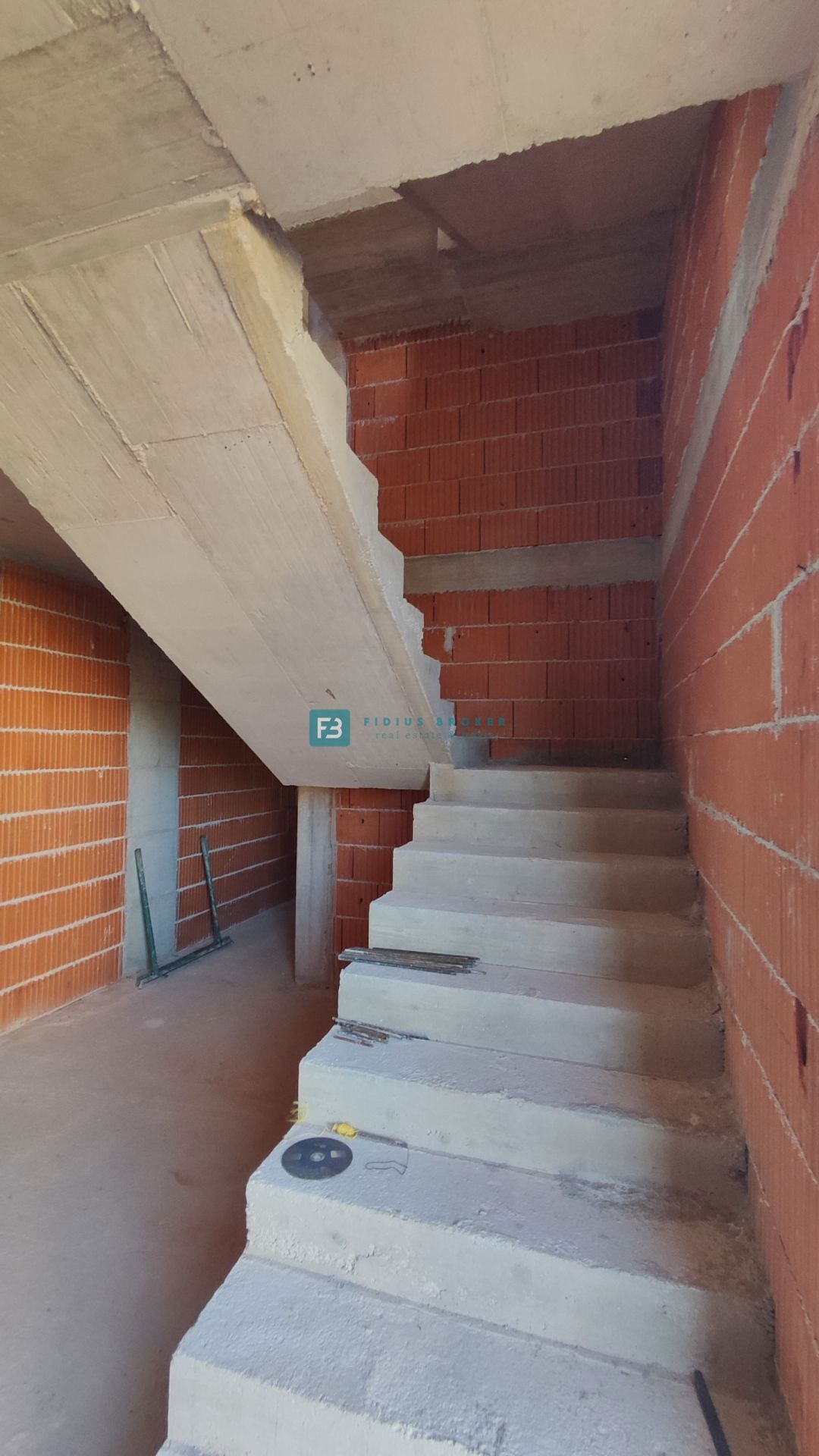 VODICE, novogradnja, 1. nadstropje, 2 spalnici, terasa 25 m2, shramba