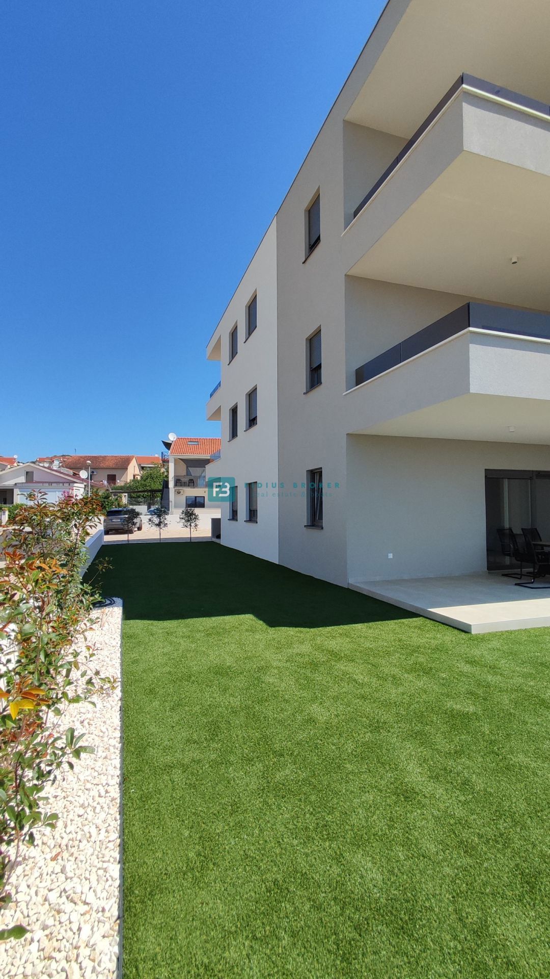 VODICE, novogradnja, 300 m od plaže, pritličje, vrt 134 m2