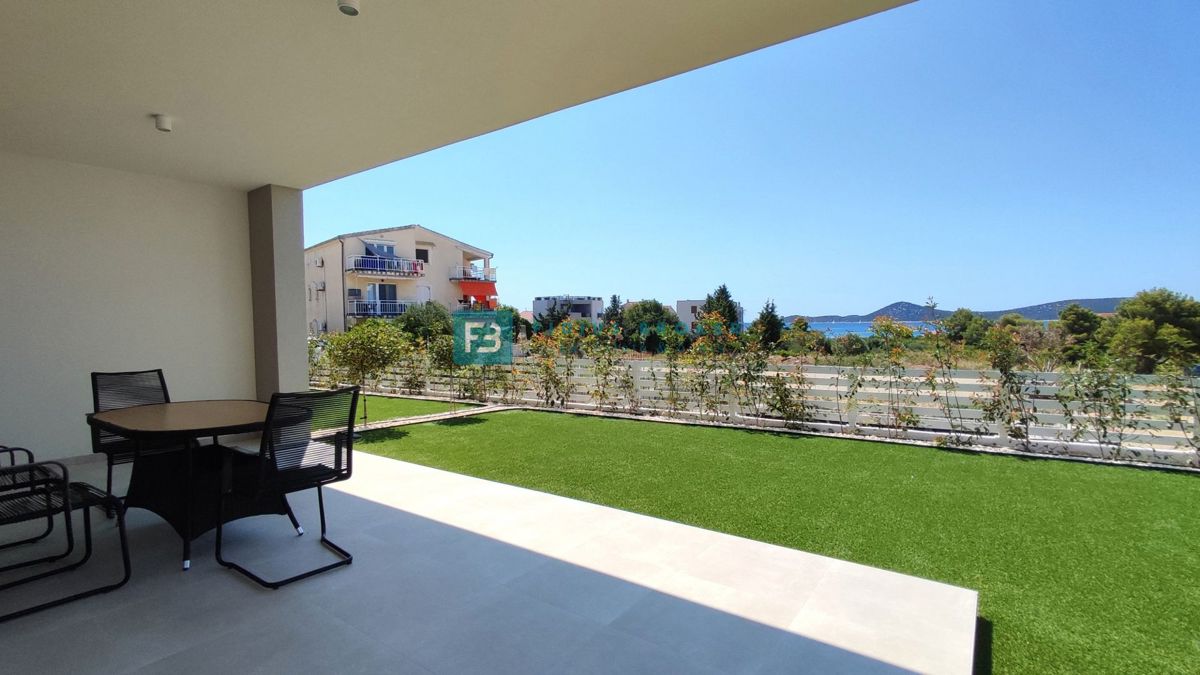 VODICE, novogradnja, 300 m od plaže, pritličje, vrt 134 m2