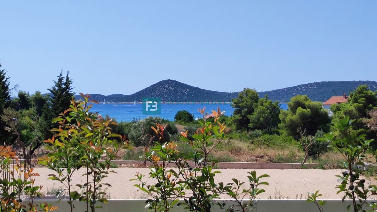 VODICE, novogradnja, 300 m od plaže, pritličje, vrt 134 m2