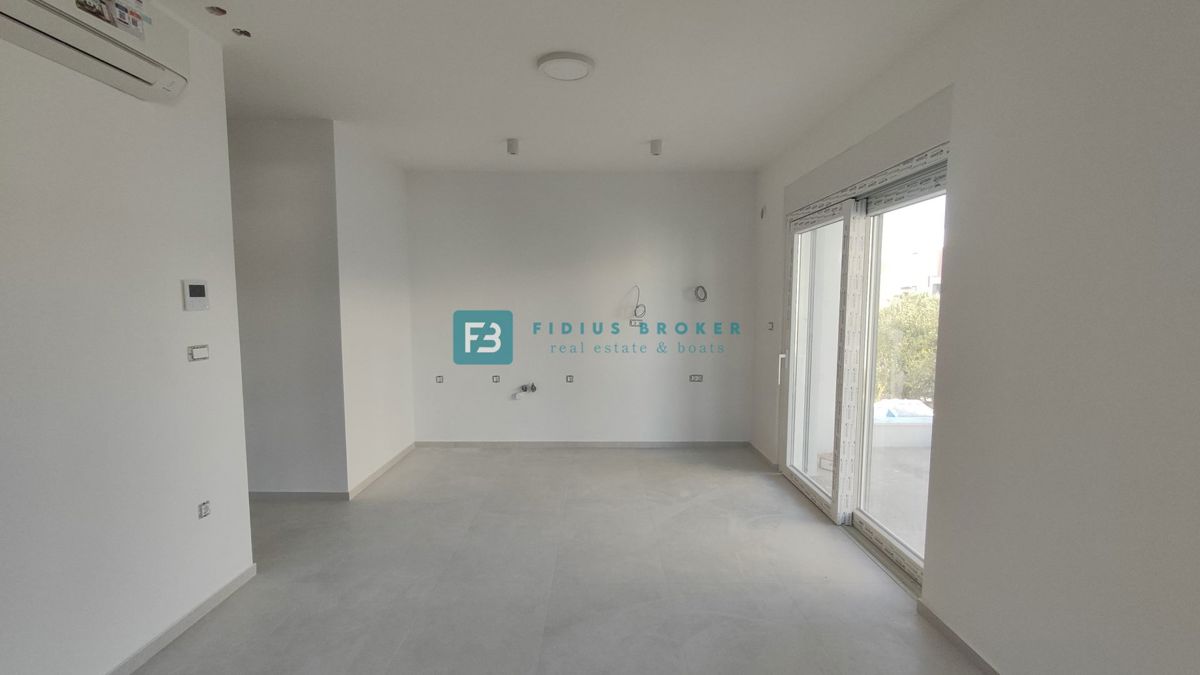 VODICE, novogradnja, 1. nadstropje, moderno stanovanje, 650 m do plaže