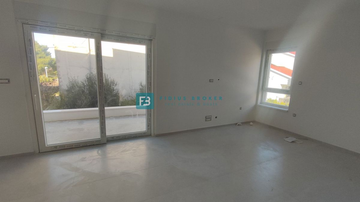 VODICE, novogradnja, 1. nadstropje, moderno stanovanje, 650 m do plaže