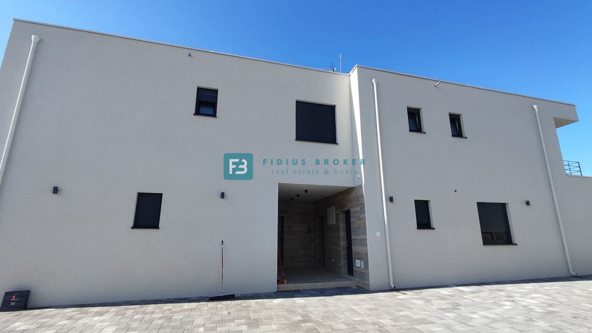 VODICE, novogradnja, pritličje, vrt, mirna okolica