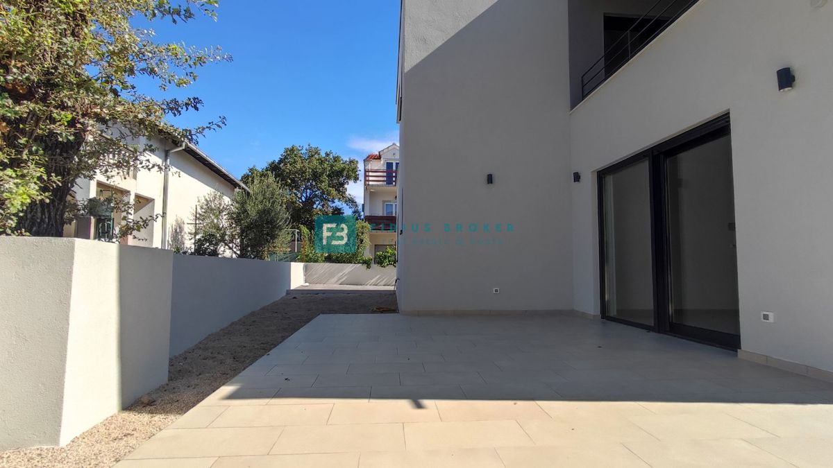 VODICE, novogradnja, pritličje, vrt, mirna okolica