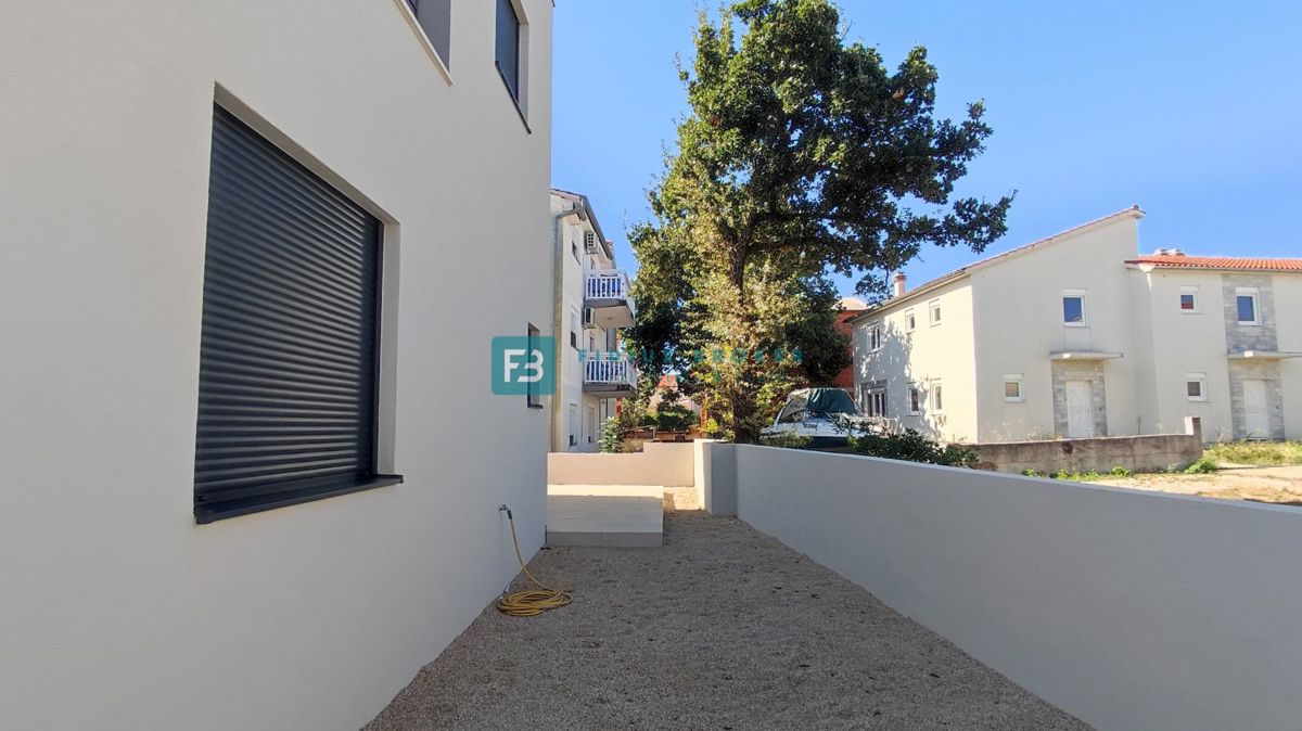 VODICE, novogradnja, pritličje, vrt, mirna okolica