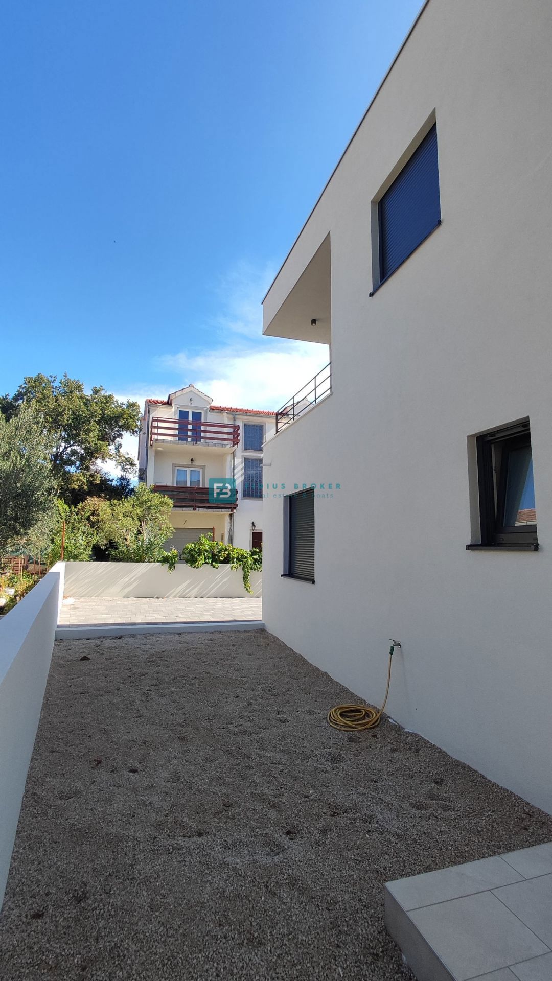 VODICE, novogradnja, pritličje, vrt, mirna okolica