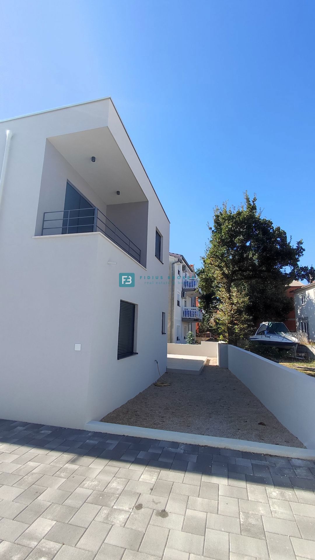 VODICE, novogradnja, pritličje, vrt, mirna okolica