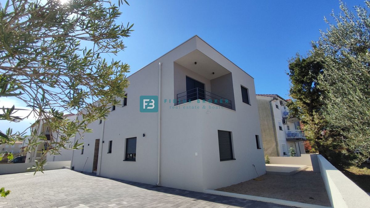 VODICE, novogradnja, pritličje, vrt, mirna okolica