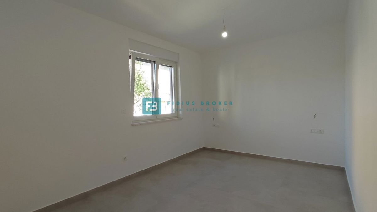VODICE, novogradnja, pritličje, vrt, mirna okolica