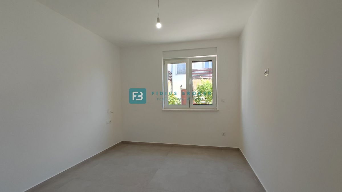 VODICE, novogradnja, pritličje, vrt, mirna okolica
