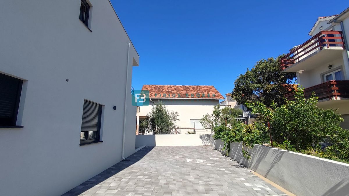 VODICE, novogradnja, pritličje, vrt, mirna okolica