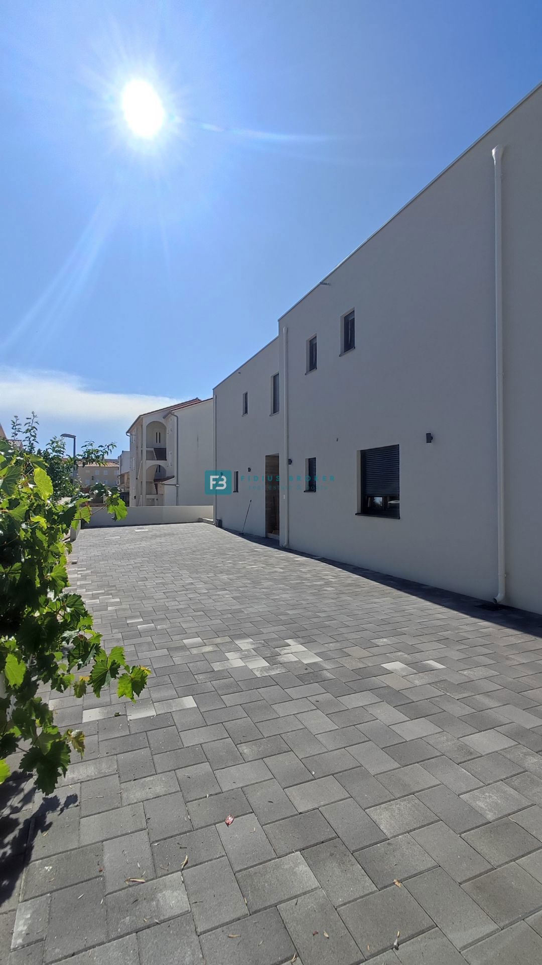 VODICE, novogradnja, pritličje, vrt, mirna okolica