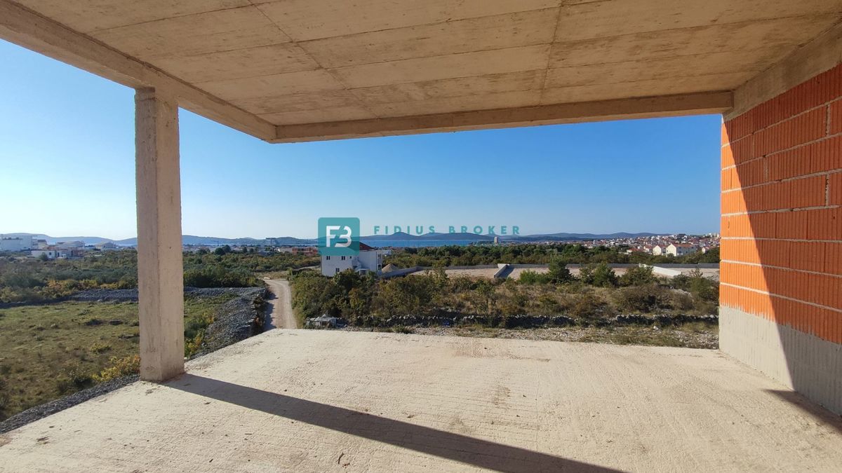 VODICE, novogradnja, 1. nadstropje, pogled na morje, 3 spalnice, 2 parkirni mesti