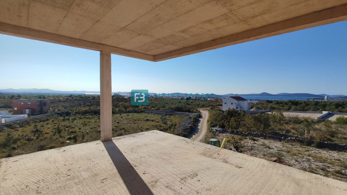 VODICE, novogradnja, 1. nadstropje, pogled na morje, 3 spalnice, 2 parkirni mesti