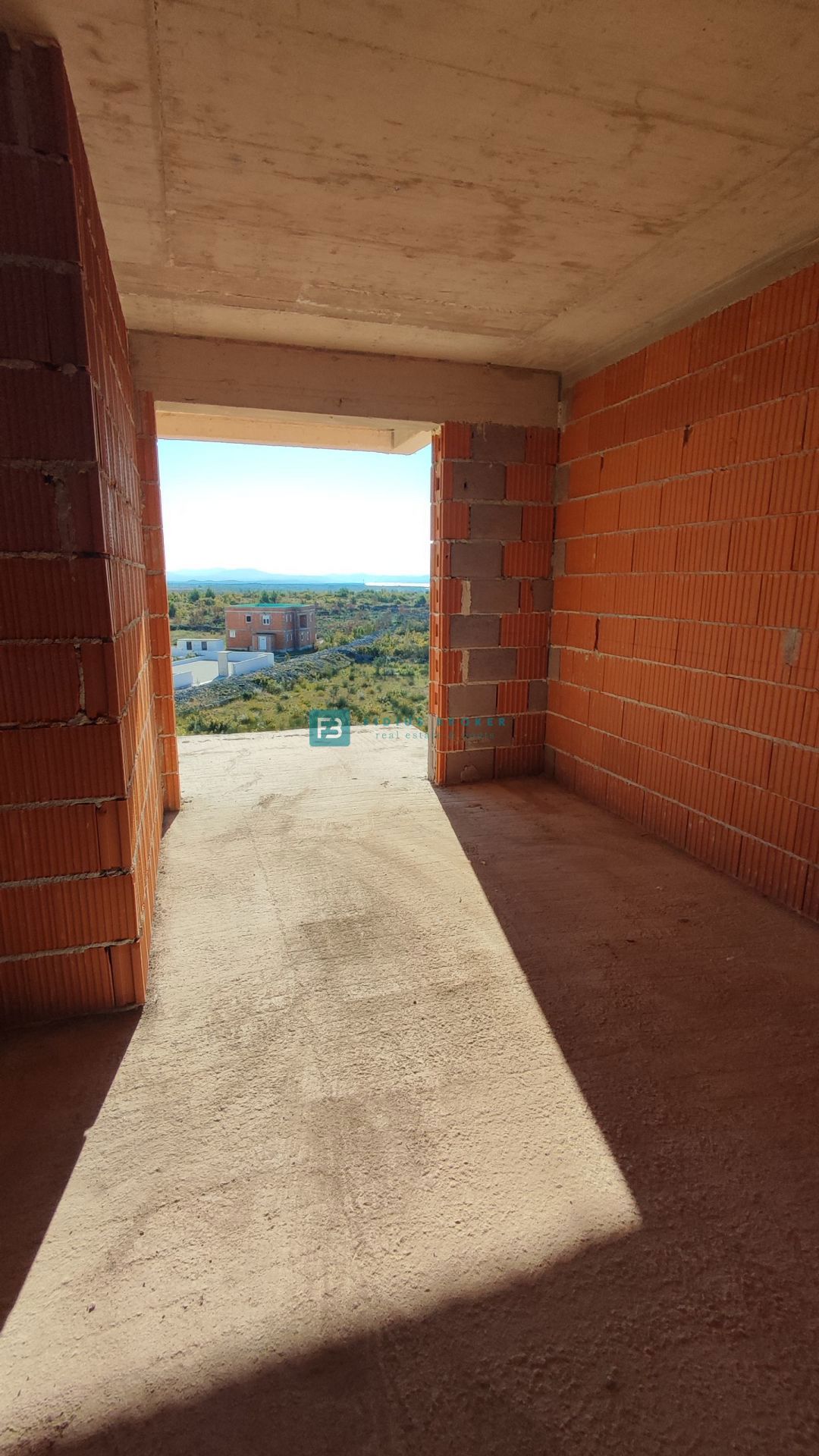 VODICE, novogradnja, 1. nadstropje, pogled na morje, 3 spalnice, 2 parkirni mesti