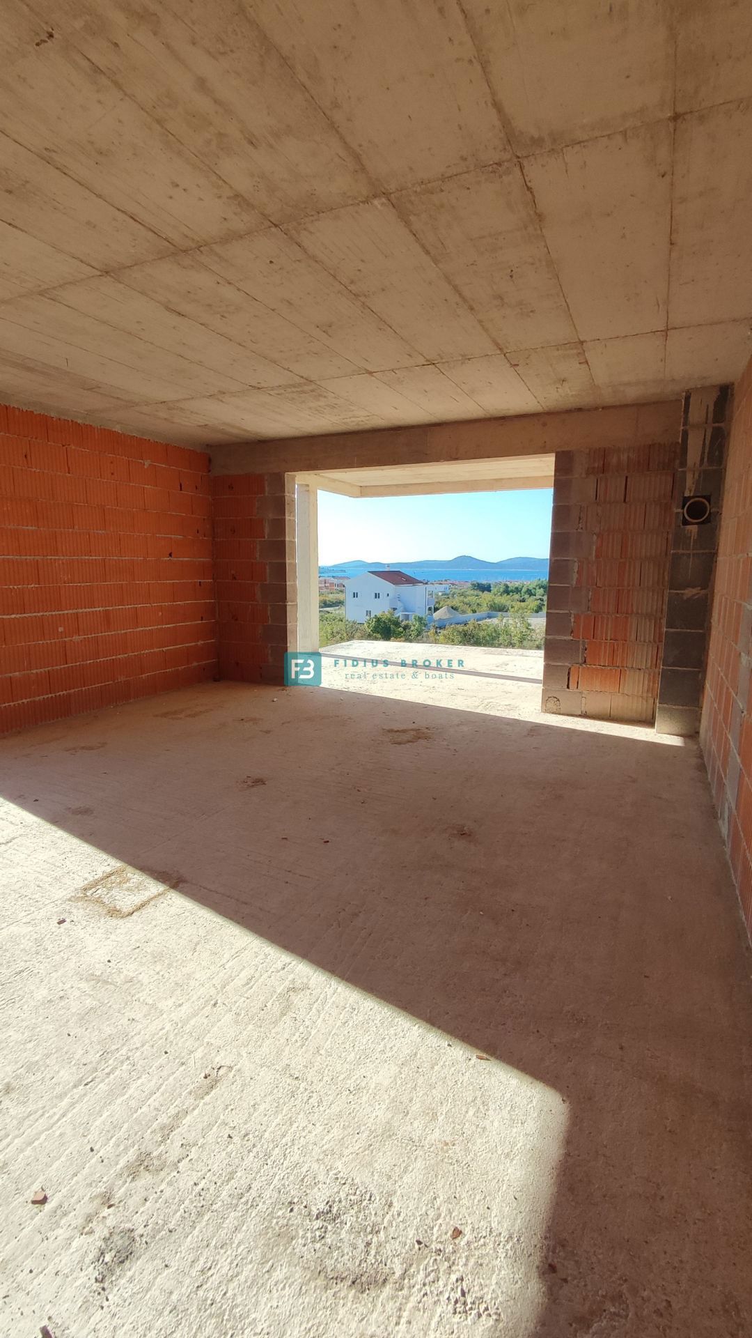 VODICE, novogradnja, 1. nadstropje, pogled na morje, 3 spalnice, 2 parkirni mesti