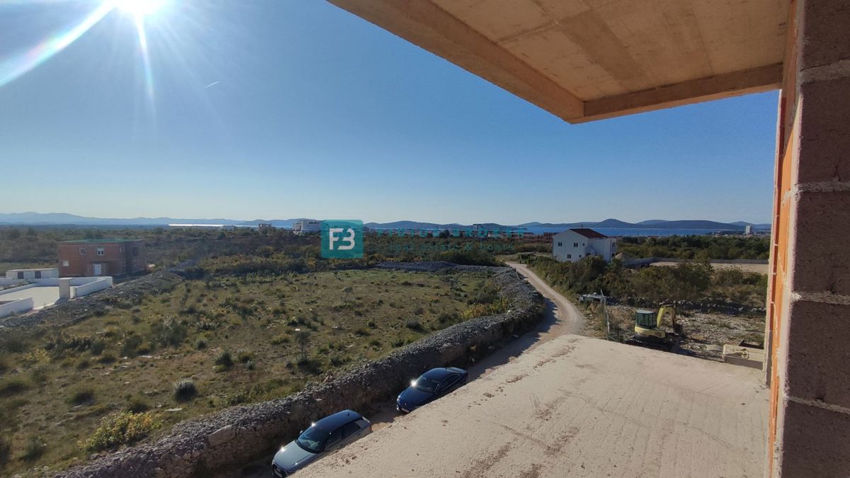 VODICE, novogradnja, 1. nadstropje, pogled na morje, 3 spalnice, 2 parkirni mesti