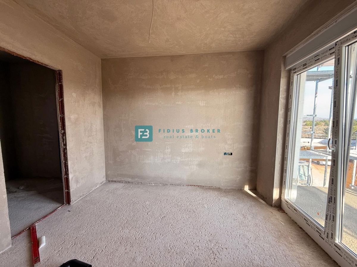 VODICE, novogradnja, 1. nadstropje, pogled na morje, 3 spalnice, 2 parkirni mesti