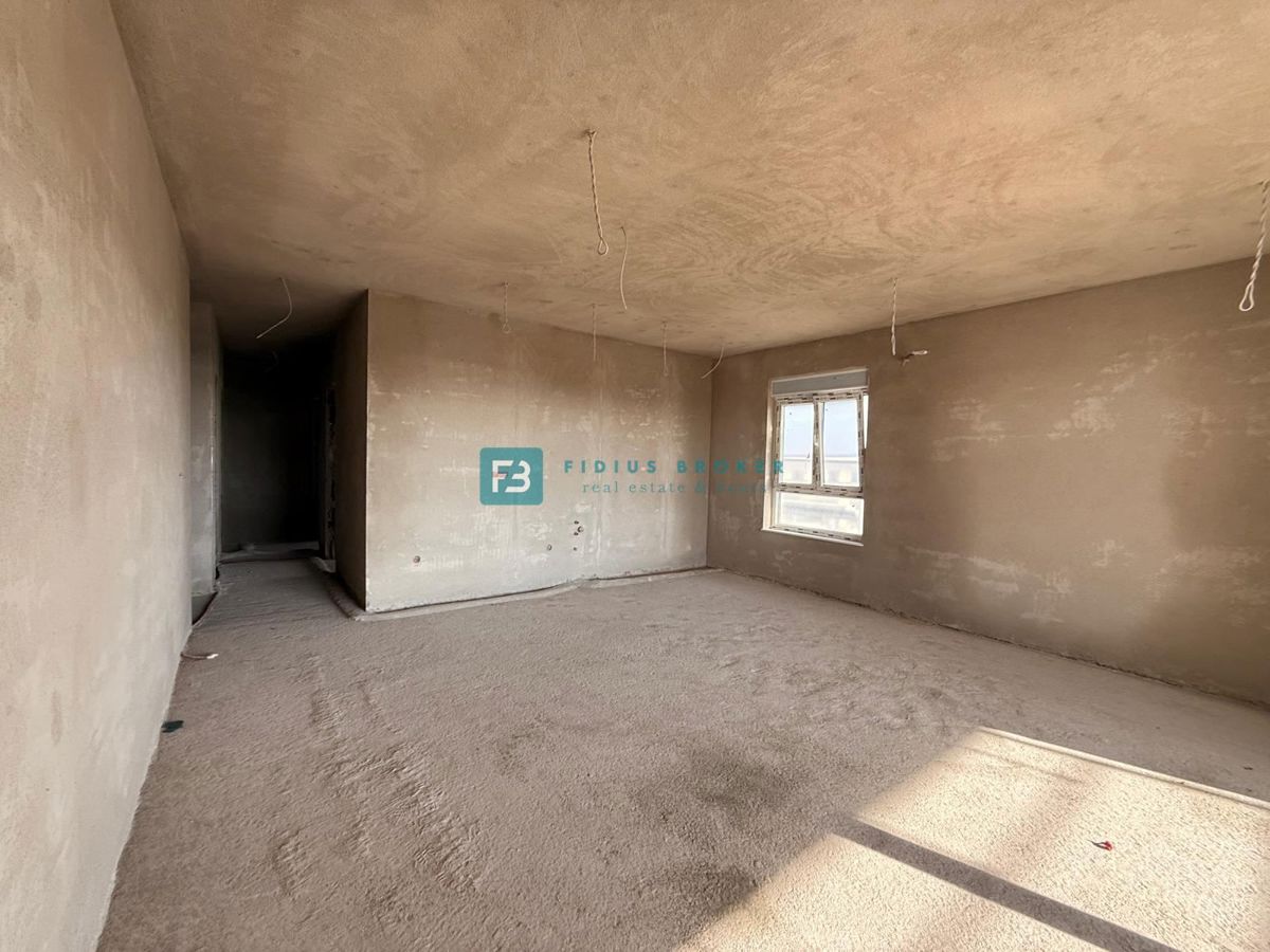 VODICE, novogradnja, 1. nadstropje, pogled na morje, 3 spalnice, 2 parkirni mesti