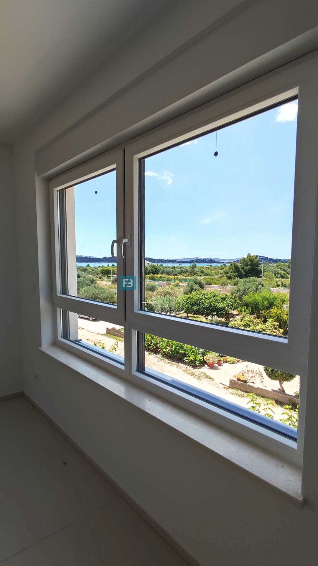 VODICE, novogradnja, moderno stanovanje, 1. nadstropje, 400 m od plaže