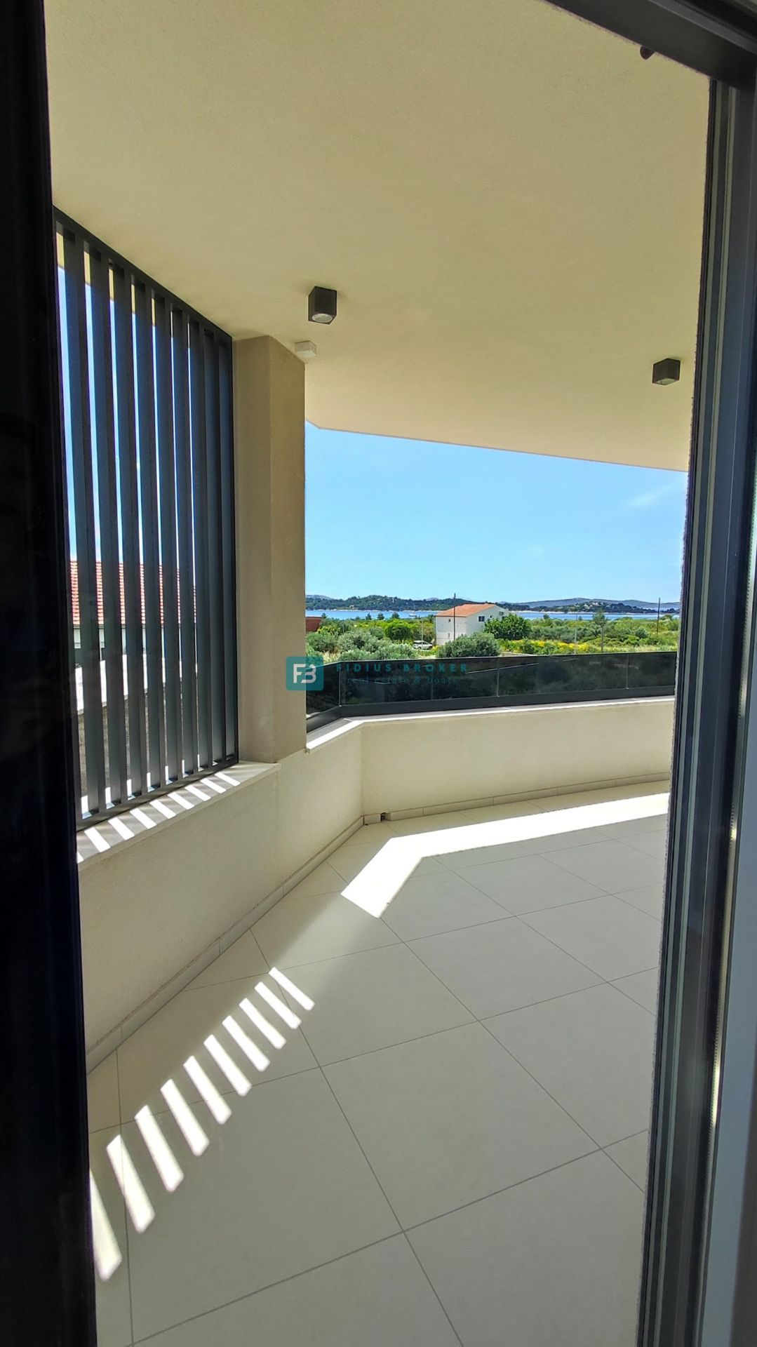 VODICE, novogradnja, moderno stanovanje, 1. nadstropje, 400 m od plaže