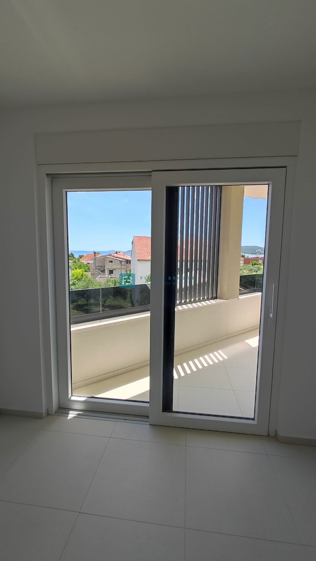 VODICE, novogradnja, moderno stanovanje, 1. nadstropje, 400 m od plaže